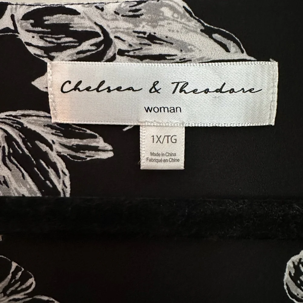Chelsea & Theodore Black White Floral Blouse Size 1X  Like New